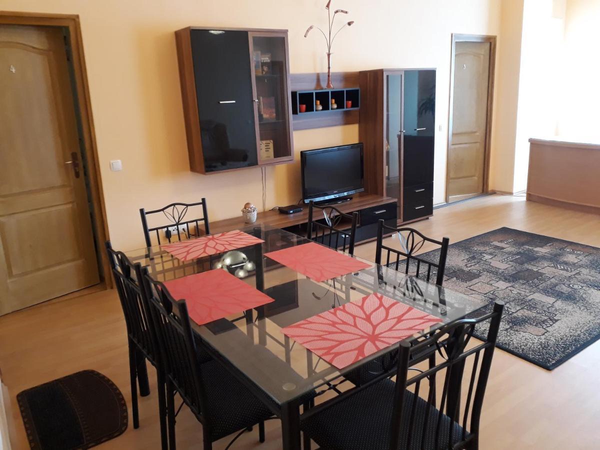 Piac Utcai Apartman Debrecen Exterior photo