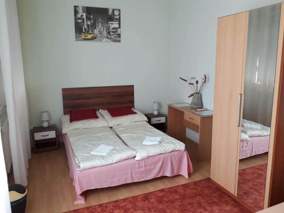 Piac Utcai Apartman Debrecen Exterior photo